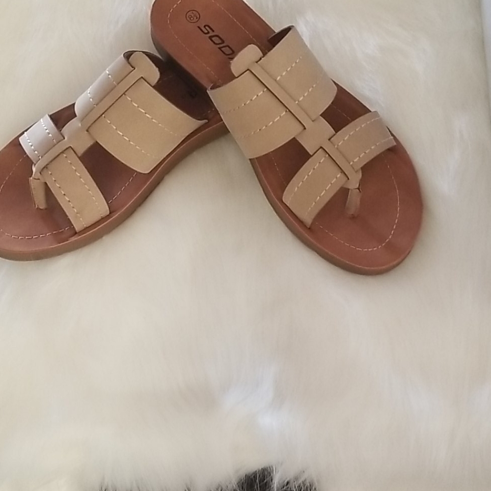 Sandals New in Box Size 8.5 - Picture 2 of 4